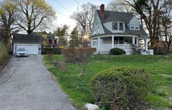 8 The Serpentine, New Rochelle, NY 10801