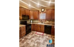 313 E 2nd St, Hills, MN 56138