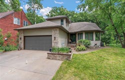 2569 Hayward Avenue N, Oakdale, MN 55128