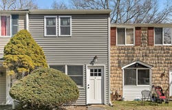 14 Wooded Way, Calverton, NY 11933