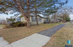 2415 E Franklin St, Pierre, SD 57501