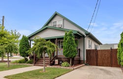 944 S 26th St, Manitowoc, WI 54220