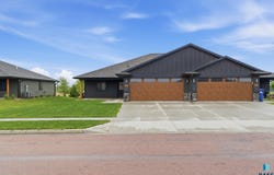 1506 W 20th Ave, Mitchell, SD 57301