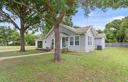 1607 N Harding Ave, Cameron, TX 76520