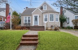 118 Kamda Boulevard, New Hyde Park, NY 11040