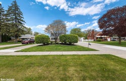 21215 E 11 Mile Road, Saint Clair Shores, MI 48081