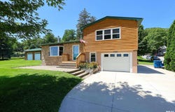 1128 N CODY Road, Le Claire, IA 52753