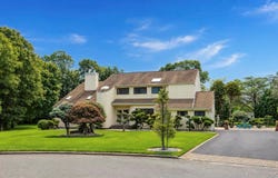 5 Dohne Court, Greenlawn, NY 11740