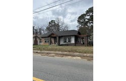 714 E 3rd St, Hope, AR 71801