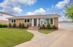 8213 W Lyons Street, Niles, IL 60714