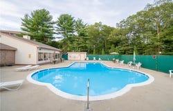 752 Quaker Lane, Warwick, RI 02818