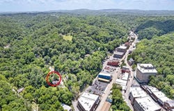 4 Douglas  ST, Eureka Springs, AR 72632