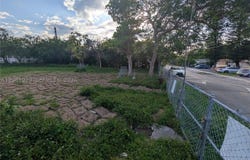 660 NE 86th St, Miami, FL 33138