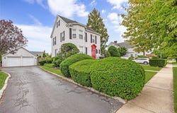 94 Fallwood Parkway, Farmingdale, NY 11735