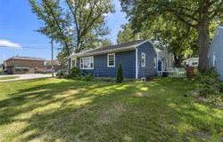 2125 F St, IA 52245