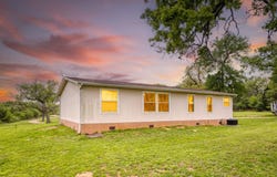 375 Coastal LN, Luling, TX 78648