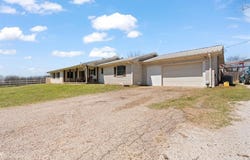 1641 E E Henderson Street, Cleburne, TX 76031