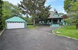25 Oakdale Avenue, Selden, NY 11784