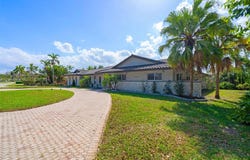 19640 W Saint Andrews Dr, Hialeah, FL 33015