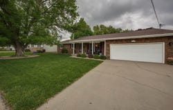 615 E OAK Street, Taylorville, IL 62568