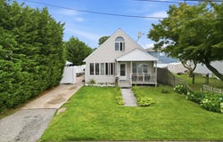 95 E Riviera Drive, Lindenhurst, NY 11757