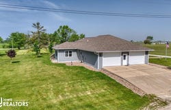 200 W Wright Street, Seymour, IA 52590