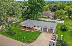 404 Roxanne Drive, Fairbank, IA 50629