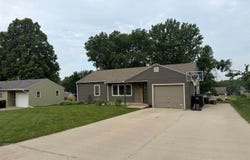 411 N 8th St, Akron, IA 51001