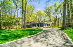90 Locust Ln, Upper Saddle River Boro, NJ 07458-2230