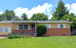 915 E Inskip Drive, Knoxville, TN 37912
