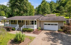 33 Shawnee Oaks Dr, Huntington, WV 25705