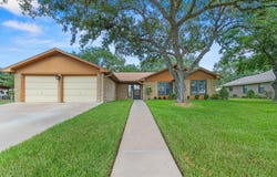108 Meadow Creek Dr, Schulenburg, TX 78956