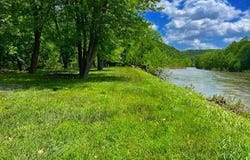 28 BLUFFS ROAD, SPRINGFIELD, WV 26763