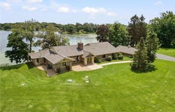 4 W Shore Road, North Oaks, MN 55127