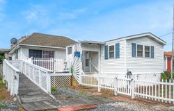 8254 SEA BREEZE DR, CHINCOTEAGUE ISLAND, VA 23336