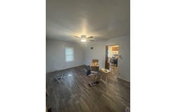 624 SW Kenova RD, Topeka, KS 66606