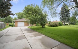 7450 S Quincy Ave, Oak Creek, WI 53154