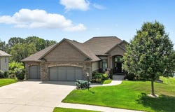 701 Sherwood Dr, IA 52245