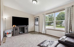 615 5th ST NE, Independence, IA 50644