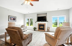 1092 Walnut Ave, IA 52327