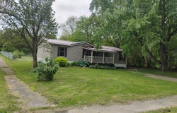 201 Pleasant Street, Hartford, MI 49057