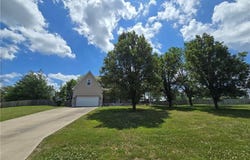 2305 SE Horseshoe Drive, Oak Grove, MO 64075