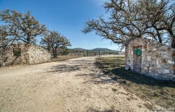 5430 CR-111, Utopia, TX 78884