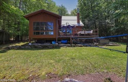 102 Lake Run, Greentown, PA 18426