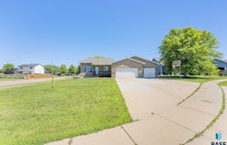 1000 Greyhawk Cir, Harrisburg, SD 57032-2214
