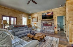 606 Cherokee Orchard Rd, Gatlinburg, TN 37738