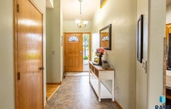811 Southview Dr, Larchwood, IA 51241