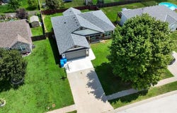 225 S Melrose Lane, Tonganoxie, KS 66086