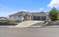 6888 Cyprus Loop, West Richland, WA 99353