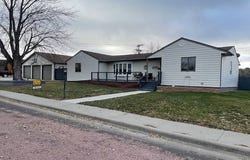 208 Lakeview Ave, Chamberlain, SD 57325
